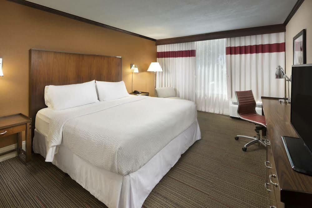 Doubletree By Hilton Manhattan, Ks Exterior foto